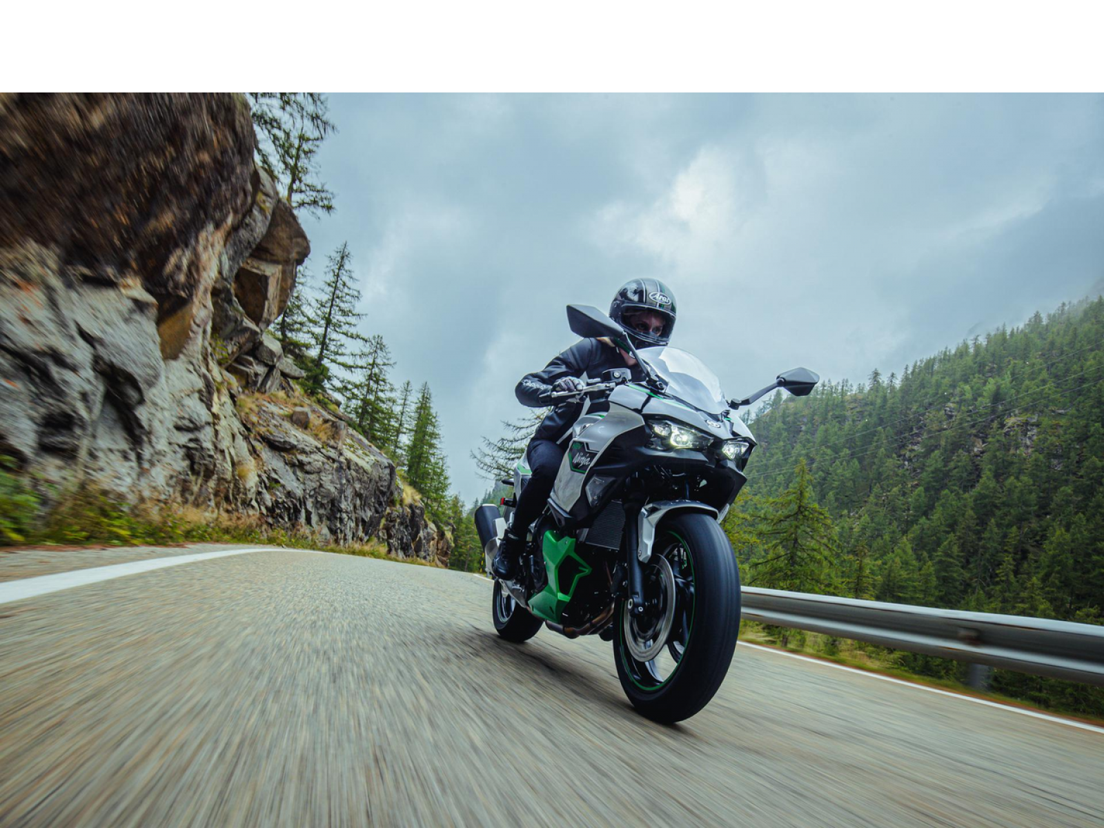 Мотоцикл KAWASAKI Ninja 7 Hybrid (Metallic Bright Silver / Metallic Matte Lime Green / Ebony) 2025